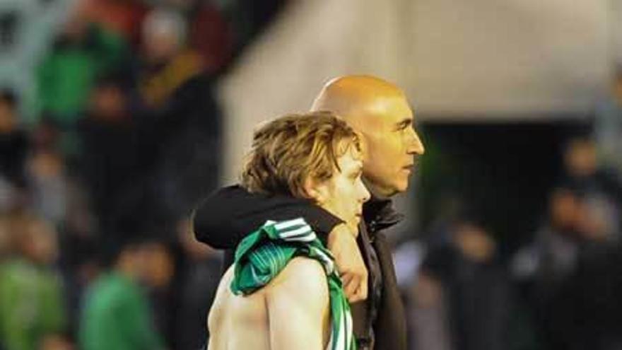 Abelardo sale del campo abrazado a Halilovic. lof