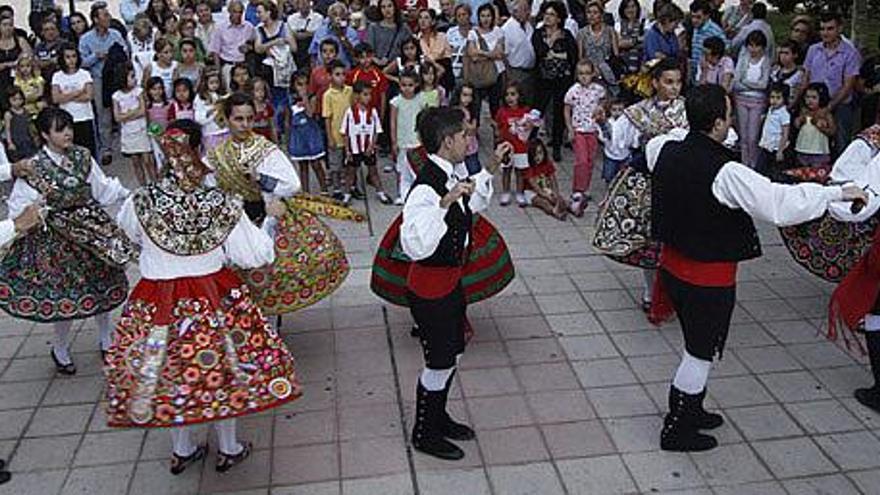 Bailes regionales en las fiestas del barrio de Las Viñas