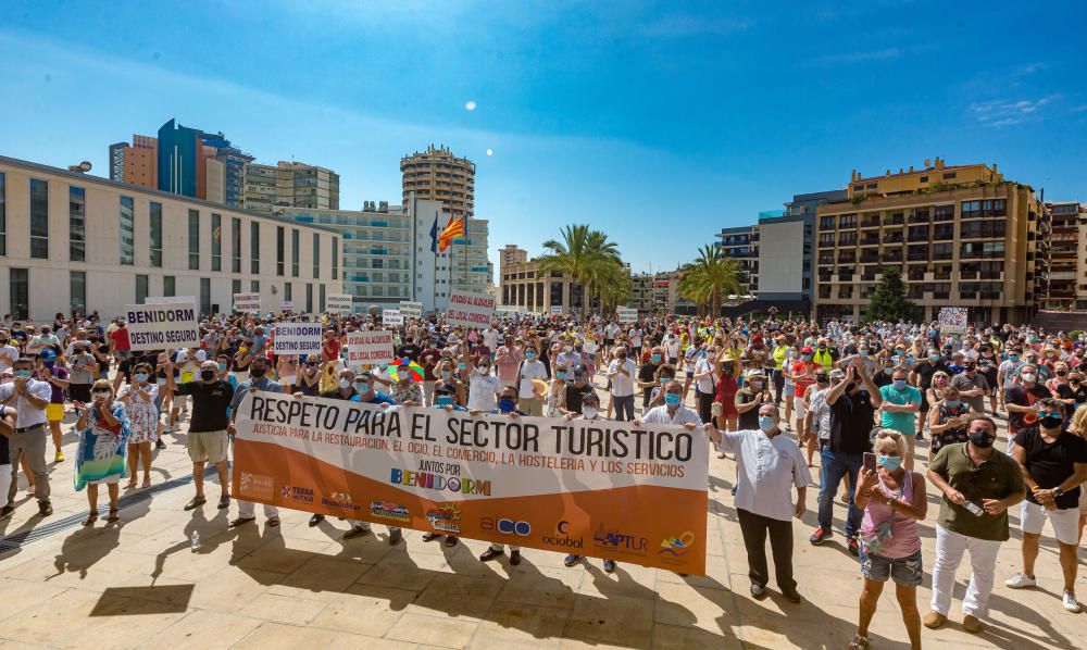 Más de 500 personas se manifiestan en Benidorm contra la decisión del cierre del ocio nocturno.