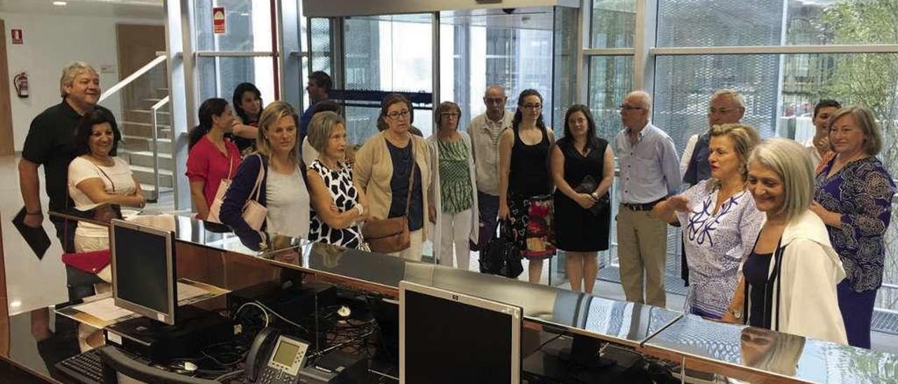 Eloina Núñez (2ª dcha.), en la visita de colectivos vecinales al Centro de Salud de O Couto. // FdV