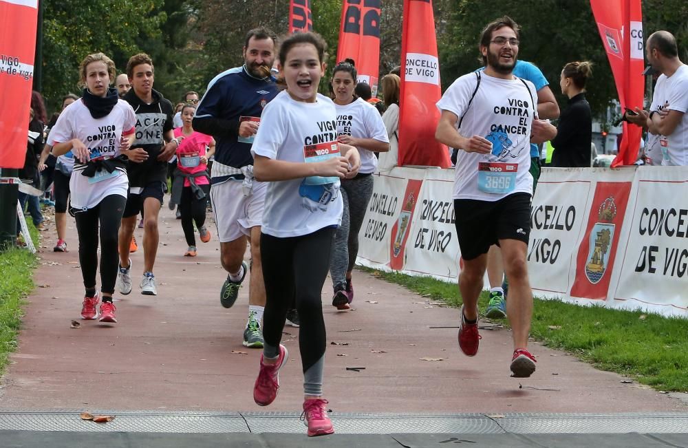 Más de 3.500 personas participan esta mañana la Carrera Vigo Contra el Cáncer.