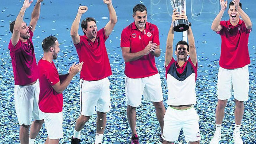 La selección serbia celebra el título logrado ayer.