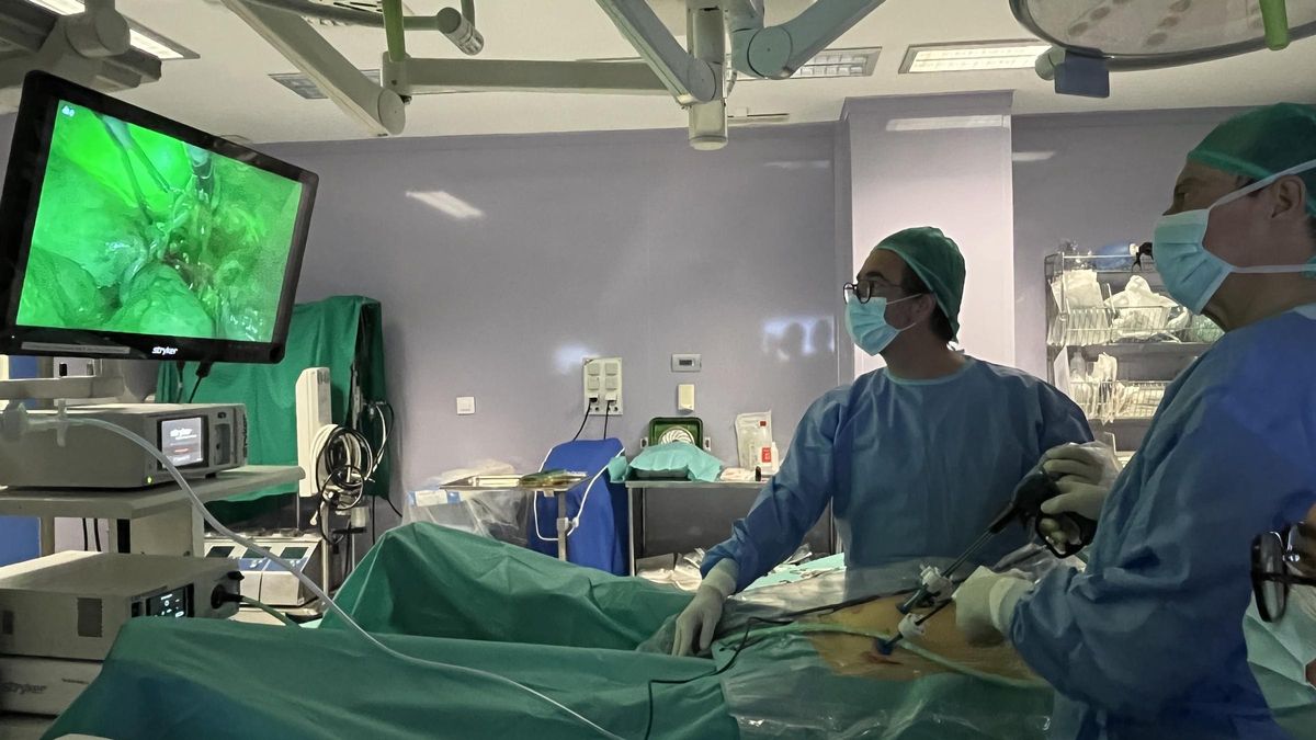 Los doctores Joe Antonio Vargs y Adolfo Lopez durante intervencion ganglio centinela en cancer de endometrio