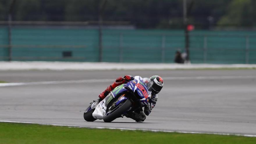 Lorenzo rueda en el circuito de Silverstone.