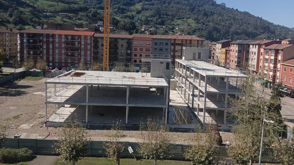 El estado de las obras del Cuartel de Mieres, paradas desde el pasado verano.