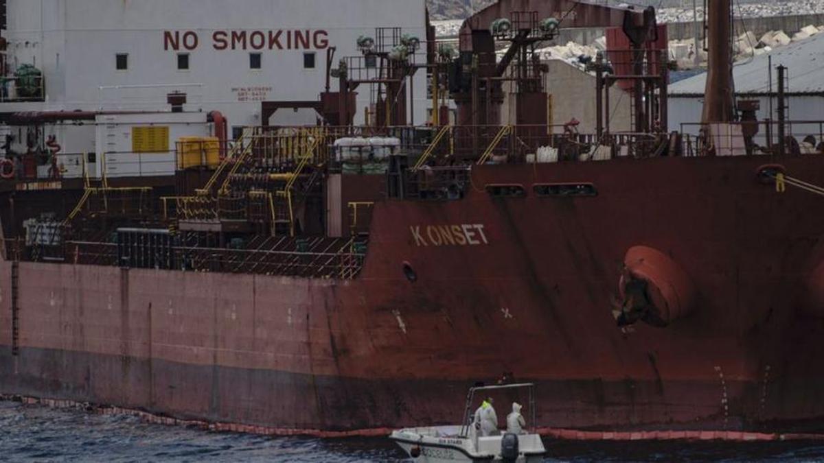 Vista del “K Onset”, el petrolero que ha vertido 25.000 litros de fueloil ante Ceuta.