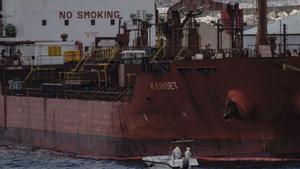 Vista del “K Onset”, el petrolero que ha vertido 25.000 litros de fueloil ante Ceuta.