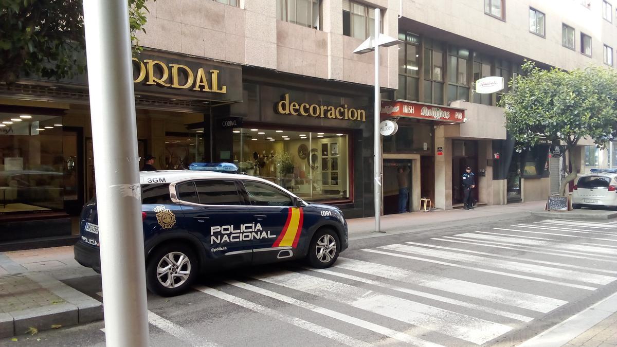 Agentes en la calle Cruz Gallástegui