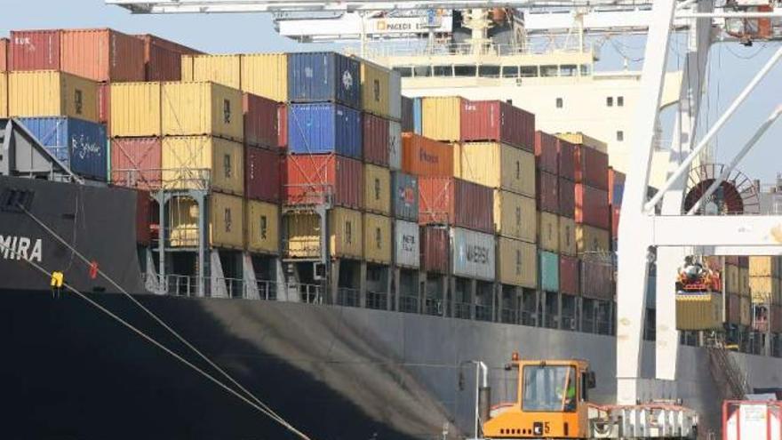 Un barco cargado de contenedores atracado en el muelle de Guixar.  // R. Grobas