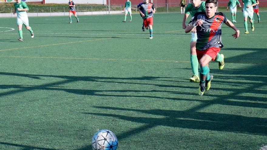 Un partit jugat a les instal.lacions del camp de futbol de Sant Fruitós