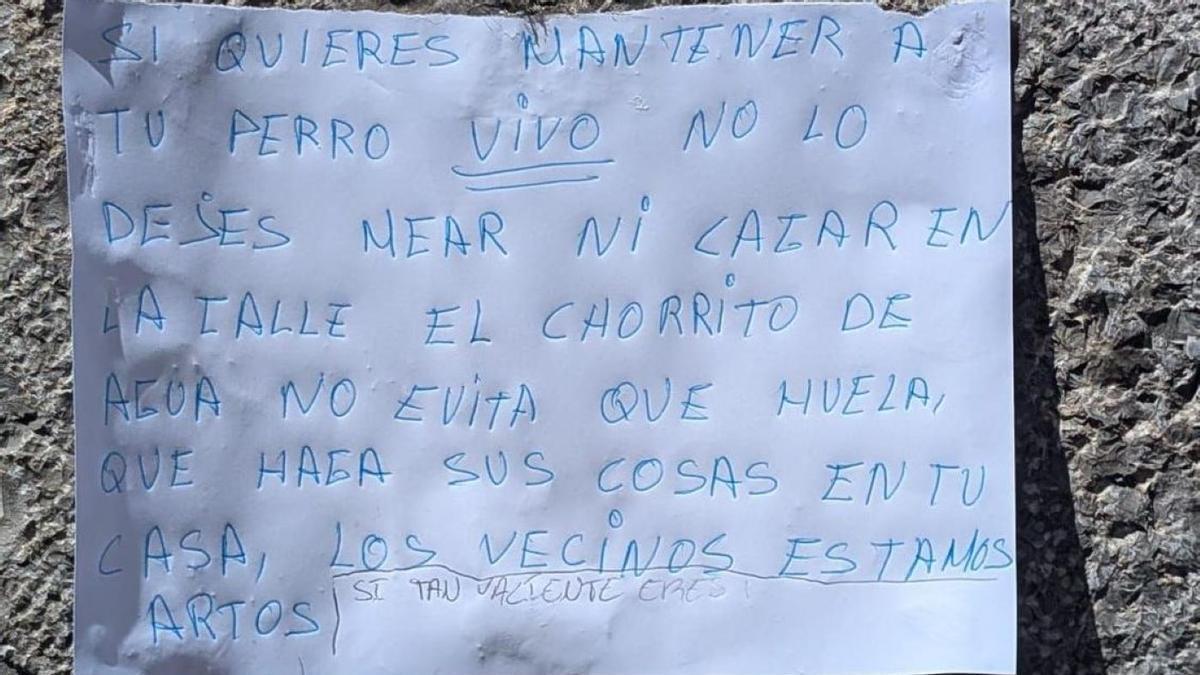 Cartel amenazante en el barrio.