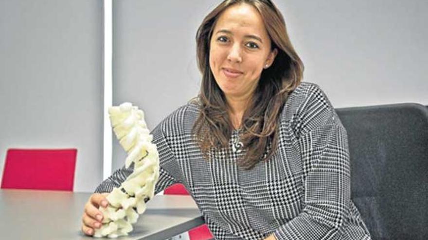 Elena, con el molde a imagen de su columna antes de la operación