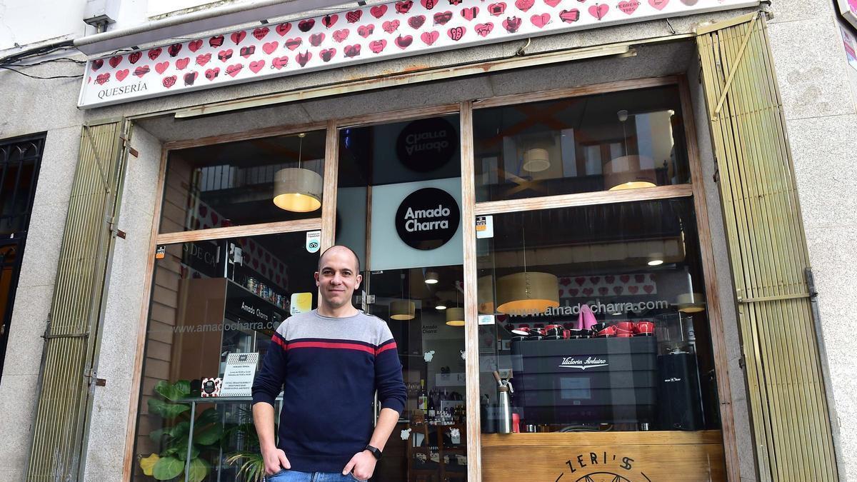 Vídeo | Rubén Martín, propietario de Amado Charra en Plasencia, una tienda de quesos que ofrece catas todas las semanas