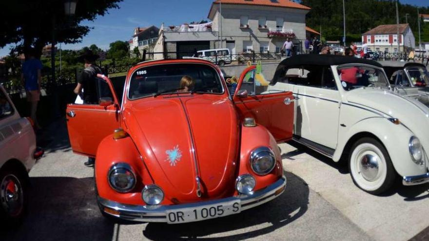 Los históricos &quot;escarabajos&quot; se reunieron en la Praza da Feira. // Noé Parga