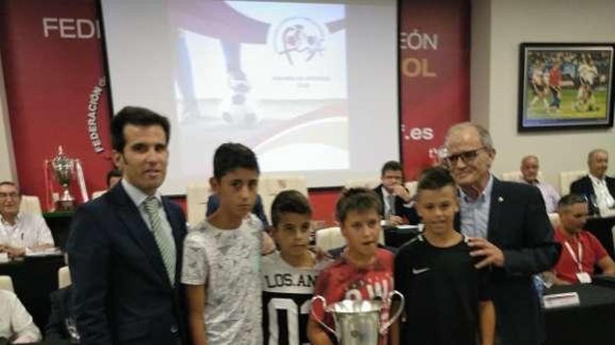 El San Lázaro Alevín recibió el trofeo de campeón autonómico de fútbol sala.