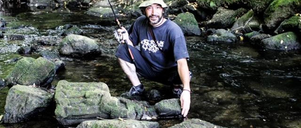 El estradense Fernando Brey, junto a la virgen de estilo gótico que descubrió en el lecho del Sar en Santiago.