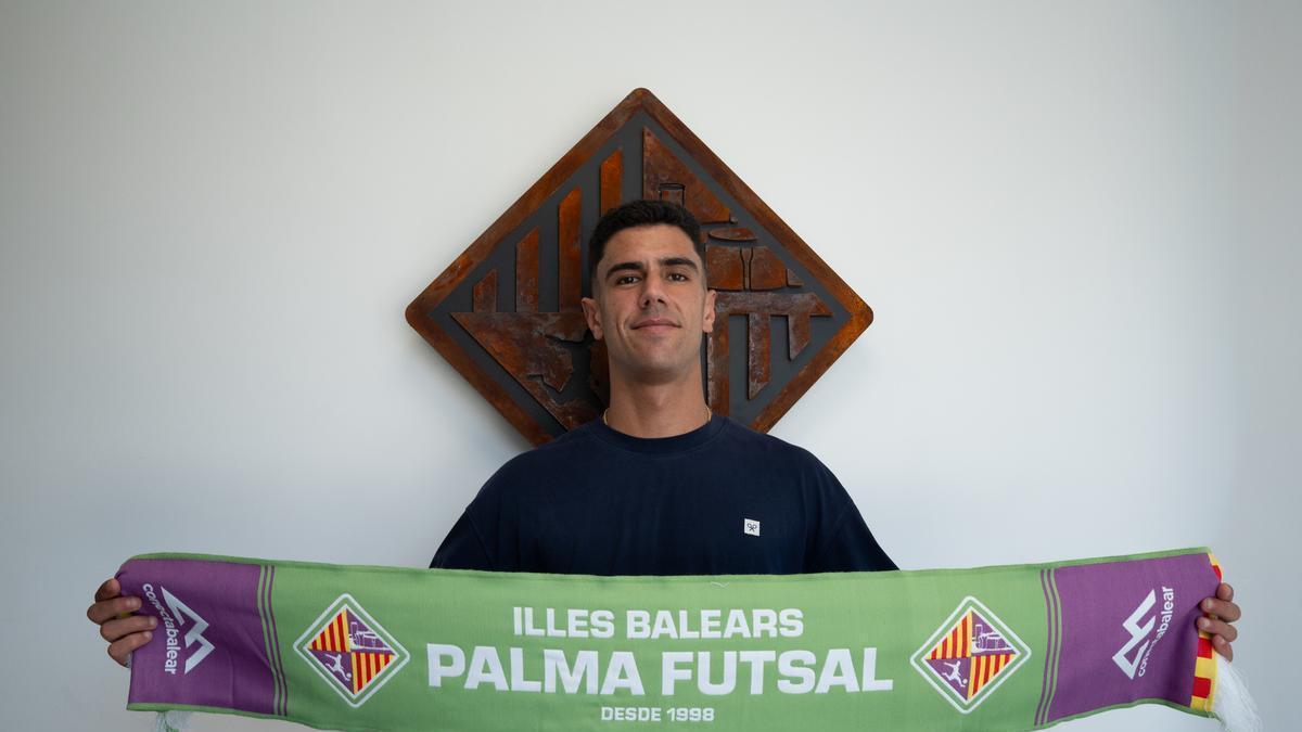 Carlos Gómez posa con la bandera del Palma Futsal.