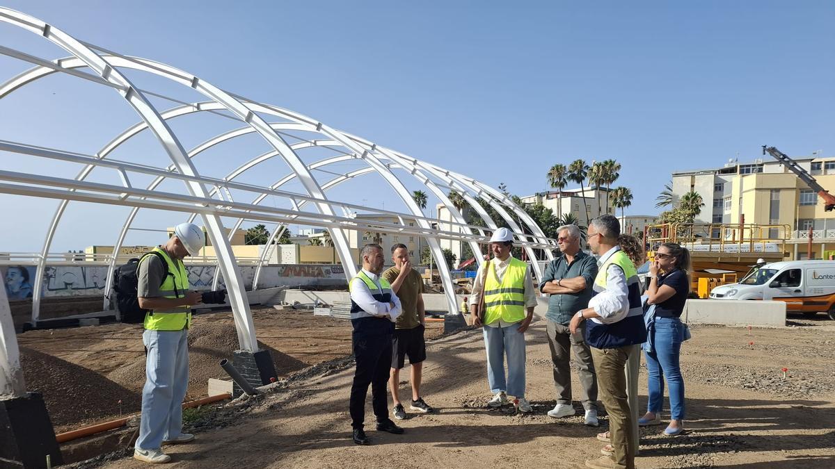 El alcalde, junto a miembros del equipo de gobierno, en la visita que realizó a las nuevas instalaciones deportivas de Juan XXIII