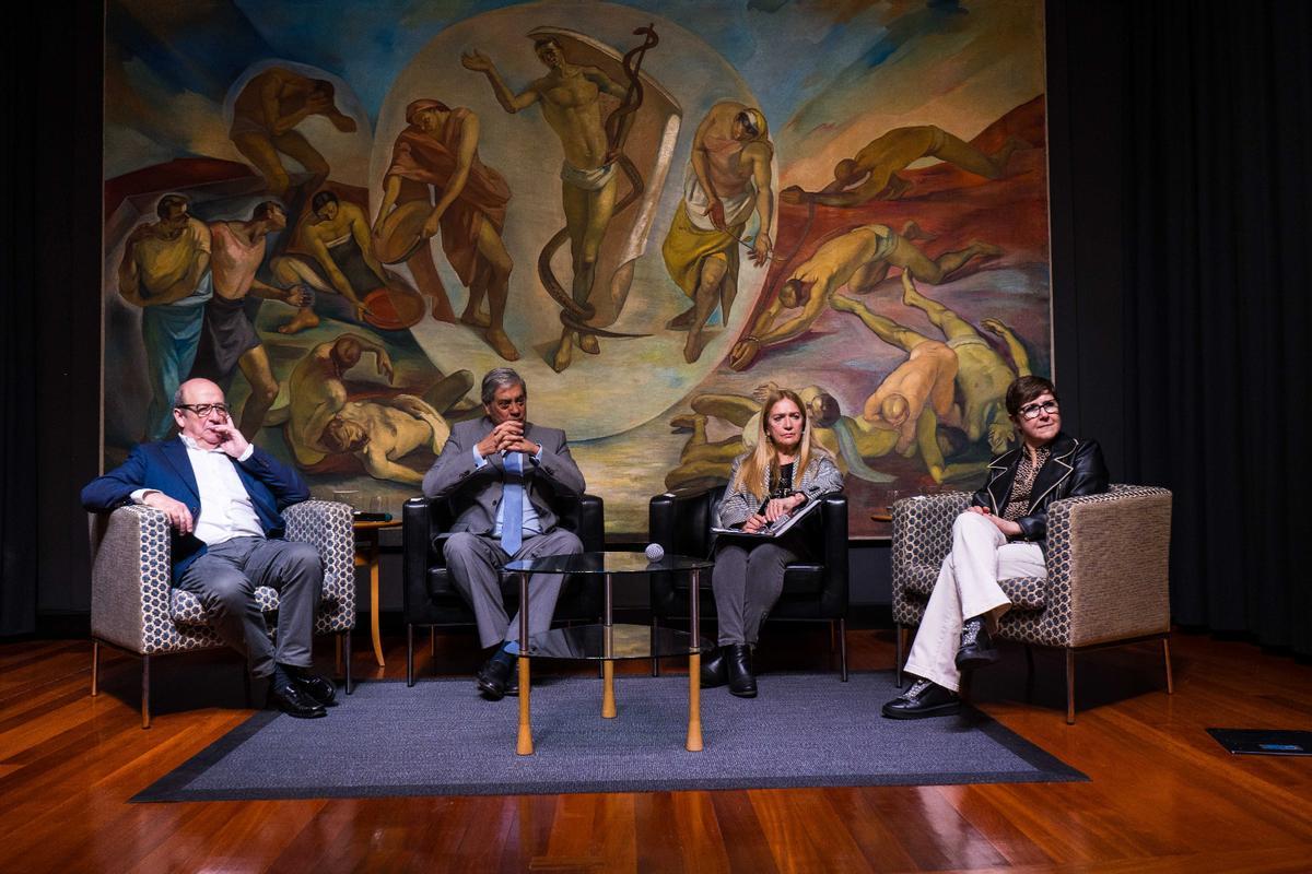 Cosme Naveda, presidente del Colegio de Médicos de Bizkaia; Pedro Cabrera, presidente del Colegio de Médicos de Las Palmas; Esther García, secretaria general técnica de la Consejería de Sanidad del Gobierno de Canarias, e rune Pascual, responsable de Comunicación del Colegio de Médicos de Bizkaia.