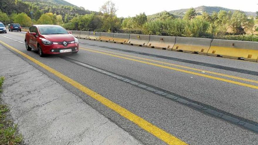 La barrera que limita l&#039;amplada de la carretera i indica la presència dels treballs