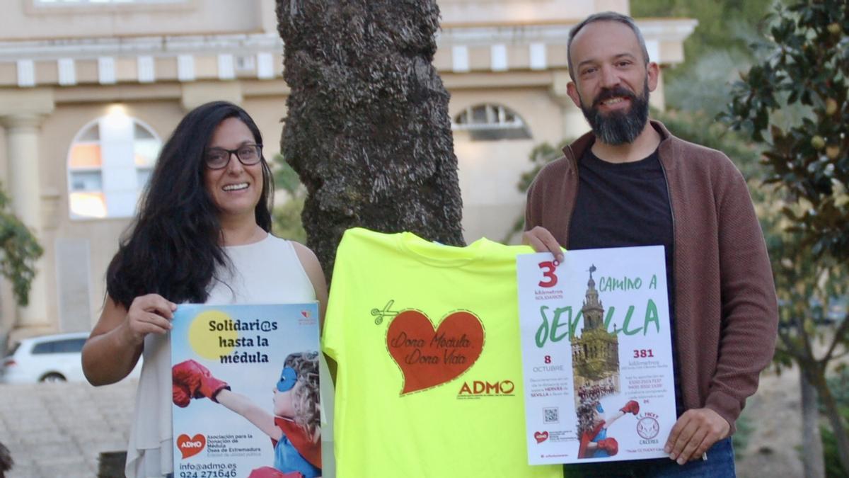 Miembros de ADMO y del Club Ciclista Fucky Cáceres presentan el nuevo reto.