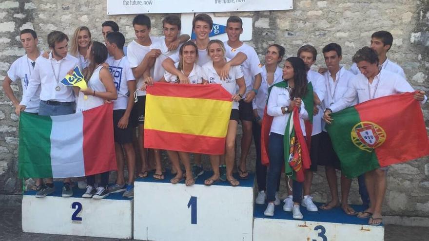 Los mallorquines posan en el podio tras la ceremonia de entrega de trofeos.