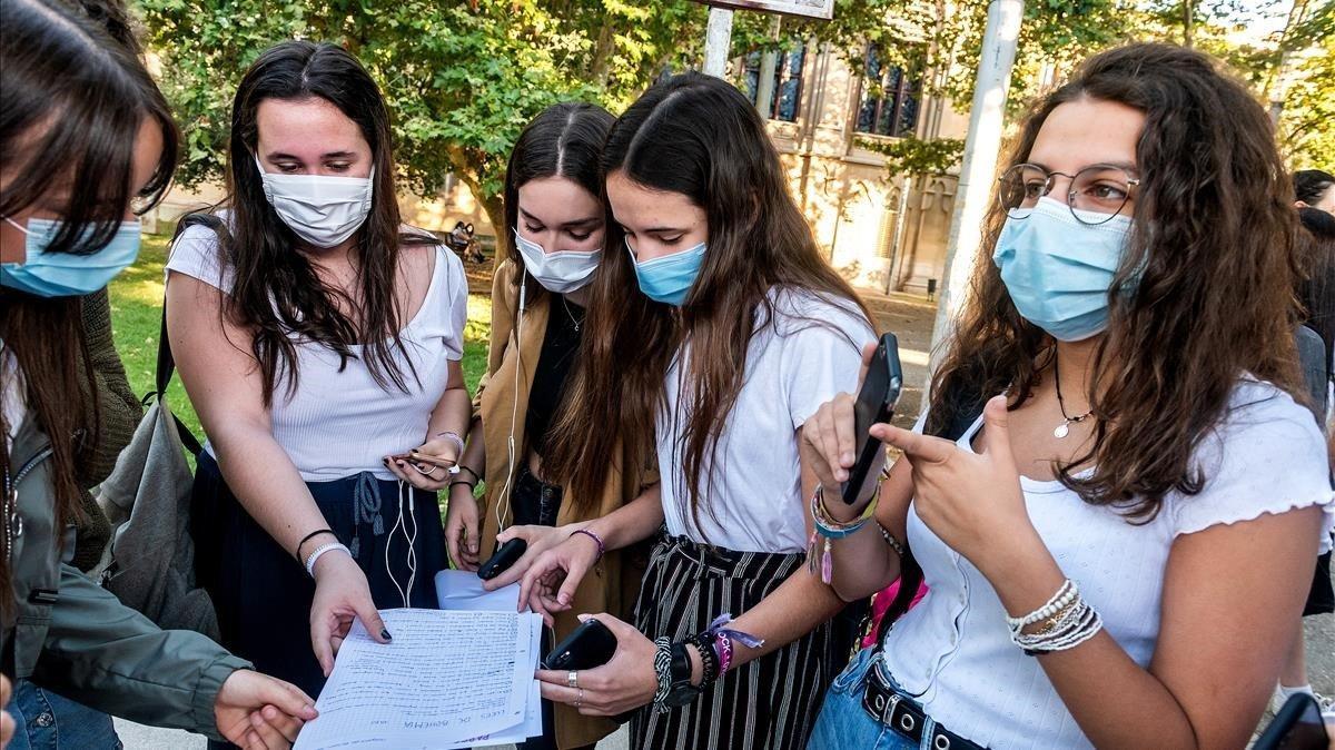 Un grupo de chicas repasa los apuntes antes de examinarse.