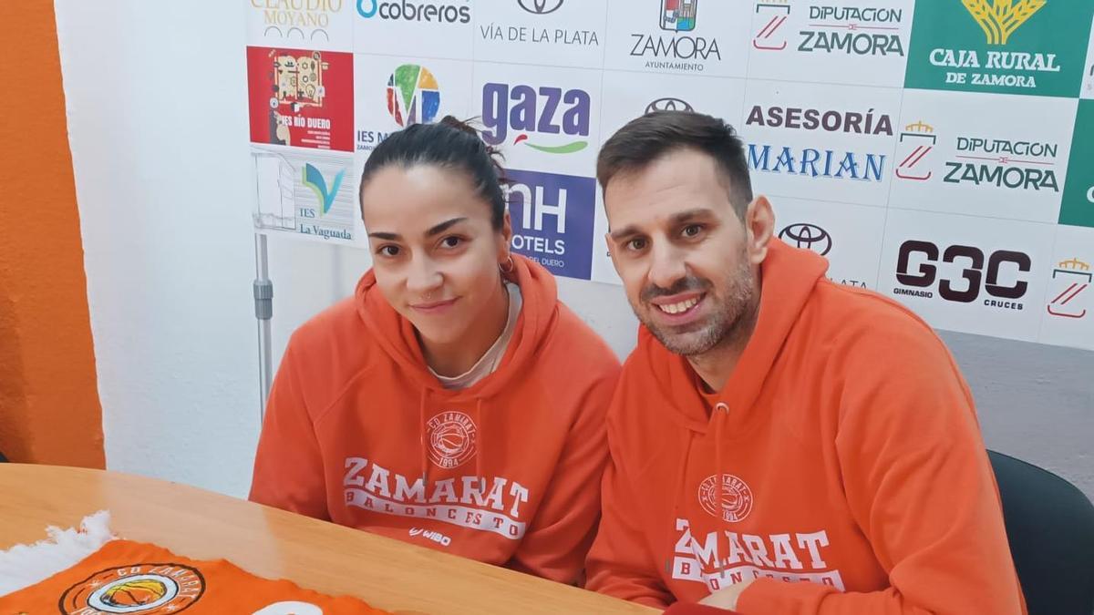 Ana Pérez Relancio y Raúl Pérez posan para las cámaras en la rueda de prensa anterior al inicio de la temporada 2026-2027