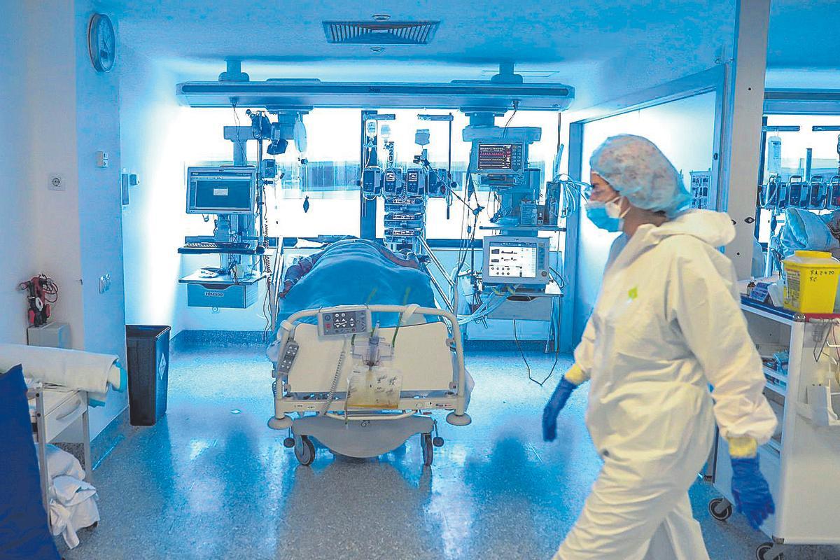 Trabajadores de la UCI en el Hospital Puerta del Hierro de Madrid.