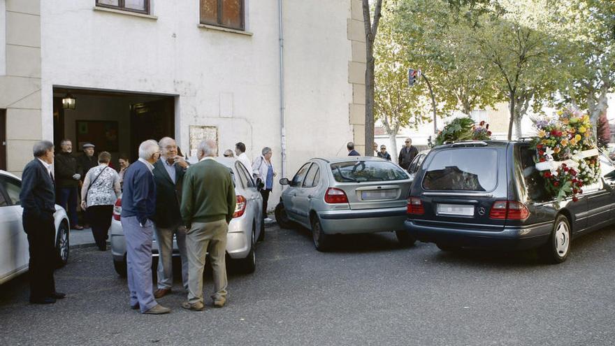 Asistentes al entierro del pintor minutos antes de su inicio.