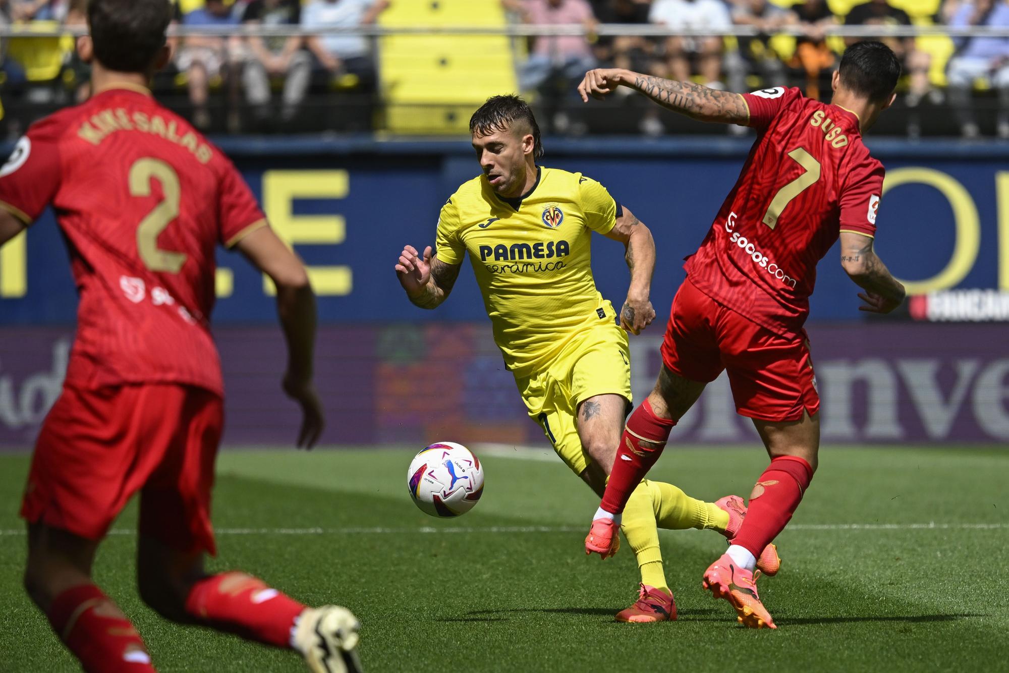 VILLARREAL (CASTELLÓN), 11/05/2024.- El defensa del Villarreal Kiko Femenía (c) pelea un balón con el centrocampista del Sevilla Jesús Fernández "Suso"F (d) durante el partido de LaLiga entre Villarreal y Sevilla, este sábado en el estadio de la Cerámica. EFE/ Andreu Esteban