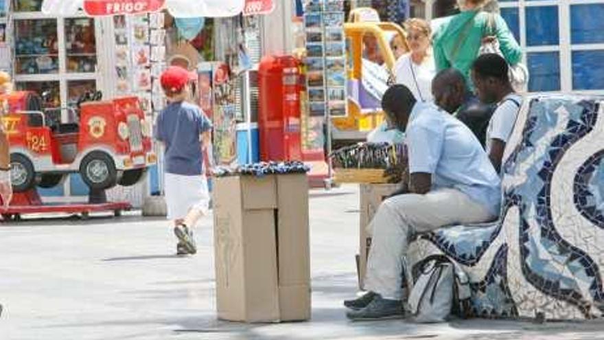 Detienen a dos manteros por agredir a policías locales en el Paseo Vista Alegre