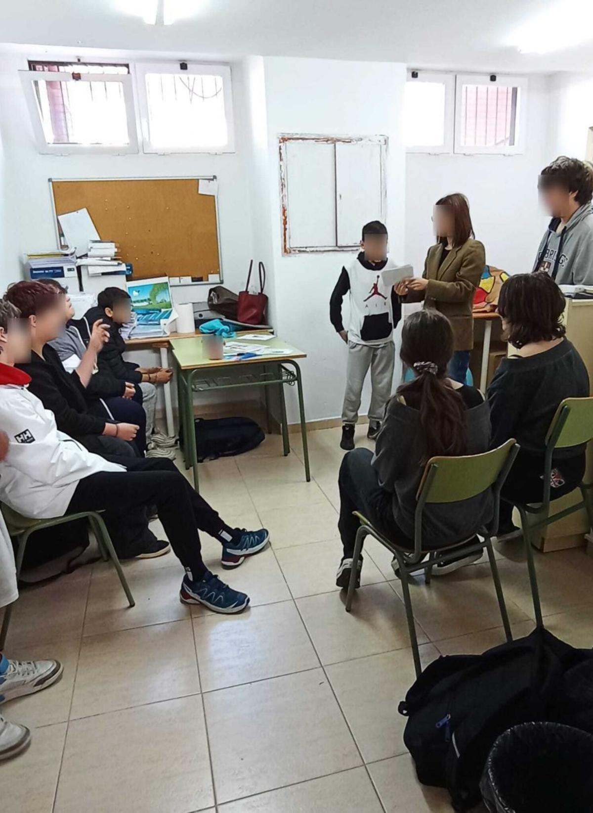 Tablón ‘Infojoven’ en el polideportivo de Pedrola.