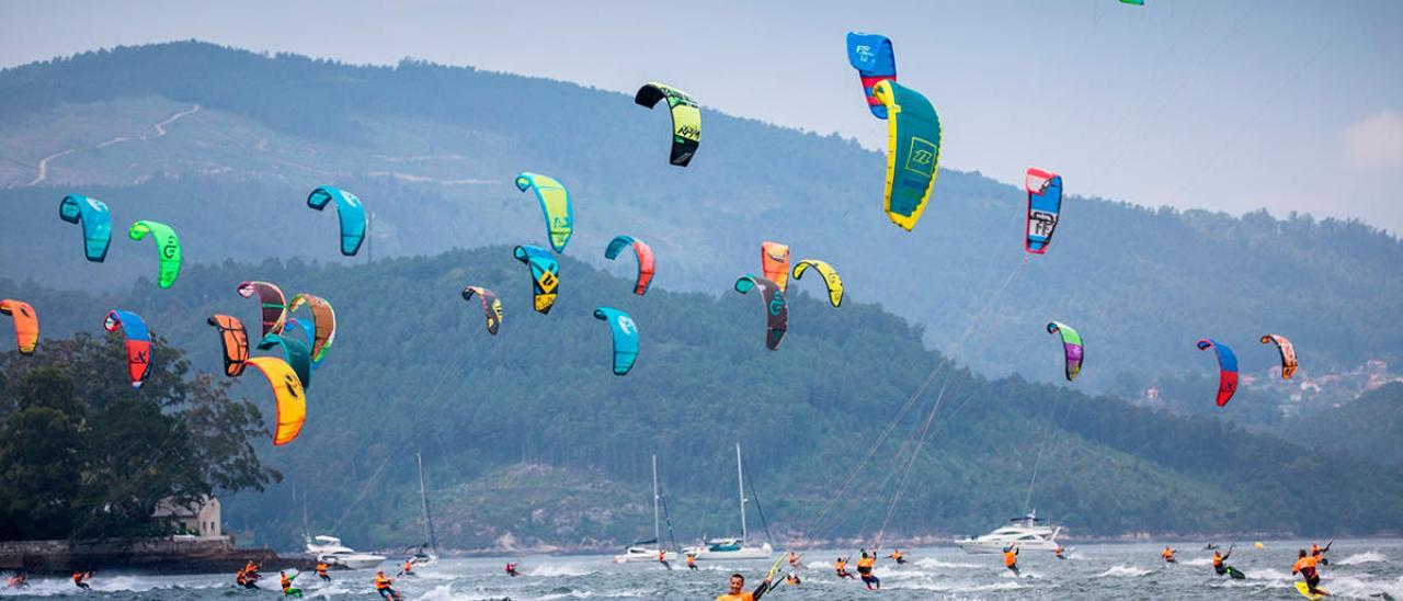 Participantes en la pasada edición de la prueba de kitesurf en Cesantes.