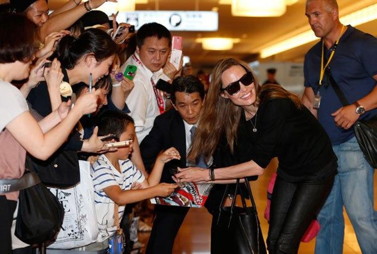 Angelina Jolie firma autógrafos
