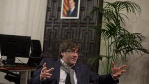 Carles Puigdemont, en su despacho del Ayuntamiento de Girona.