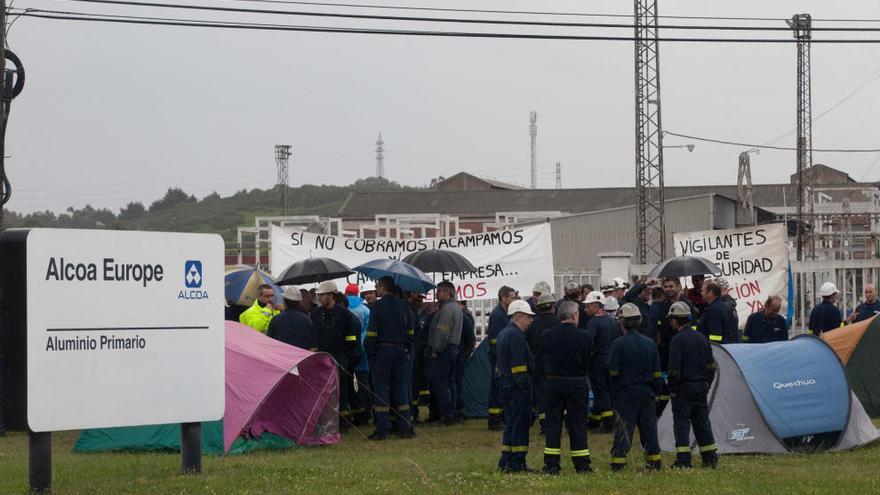 Trabajadores de Alcoa concentrados delante de la factoría avilesina en una pasada movilización.