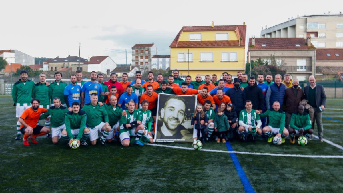 Todos los jugadores, organizadores y colaboradores antes del encuentro junto a una foto del homenajeado.