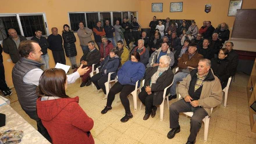 José Crespo, durante su reunión con vecinos celebrada en el centro social de Botos. // Bernabé/Javier Lalín