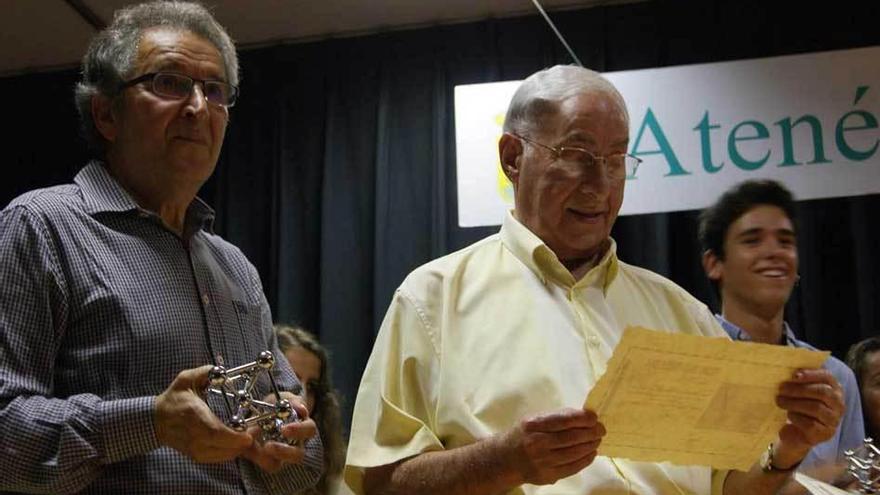 Jorge y David Varela, durante el acto de entrega de premios en el Ateneo de Turón.