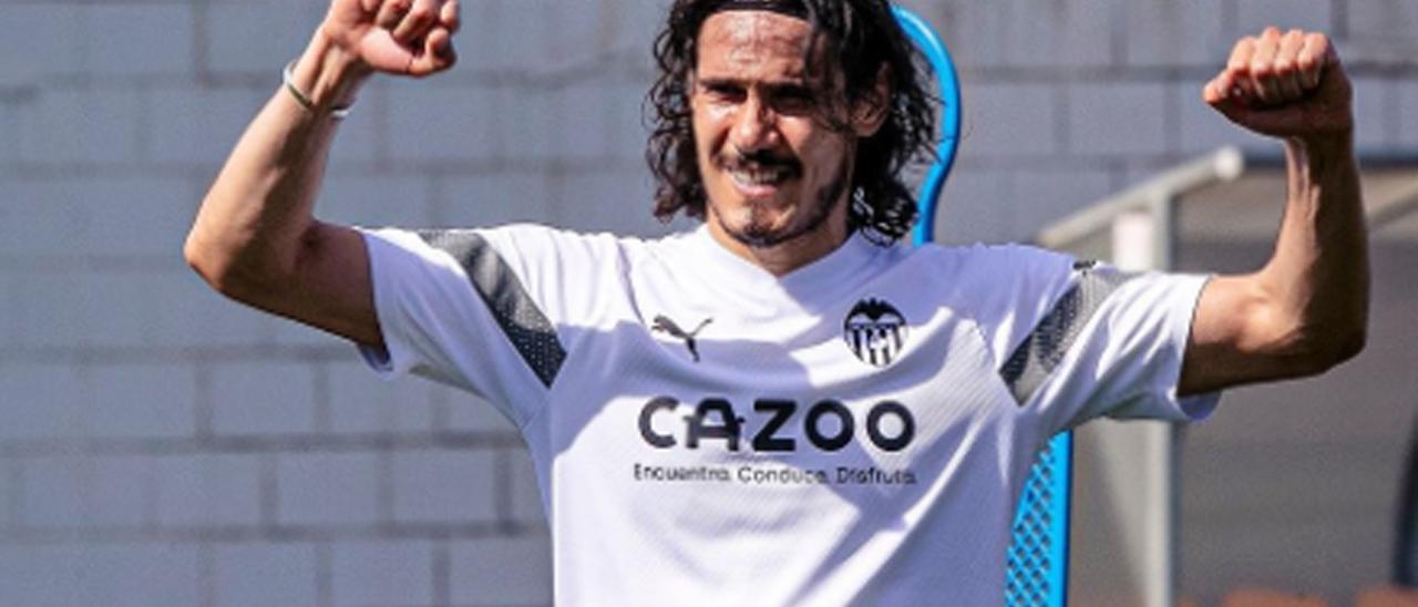 Edinson Cavani, celebrando un gol en un entrenamiento en Paterna