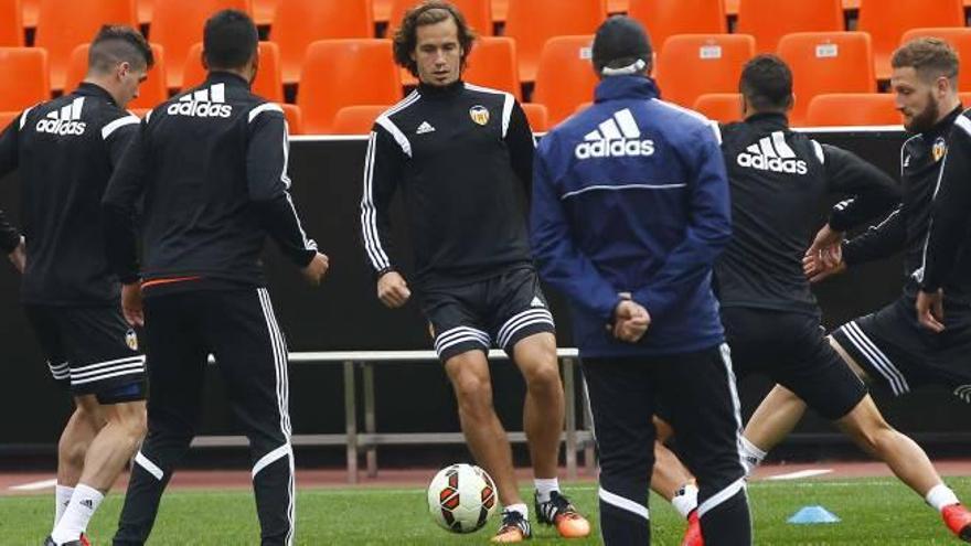 El Valencia se entrenó ayer a puerta cerrada en Mestalla, escenario del encuentro.