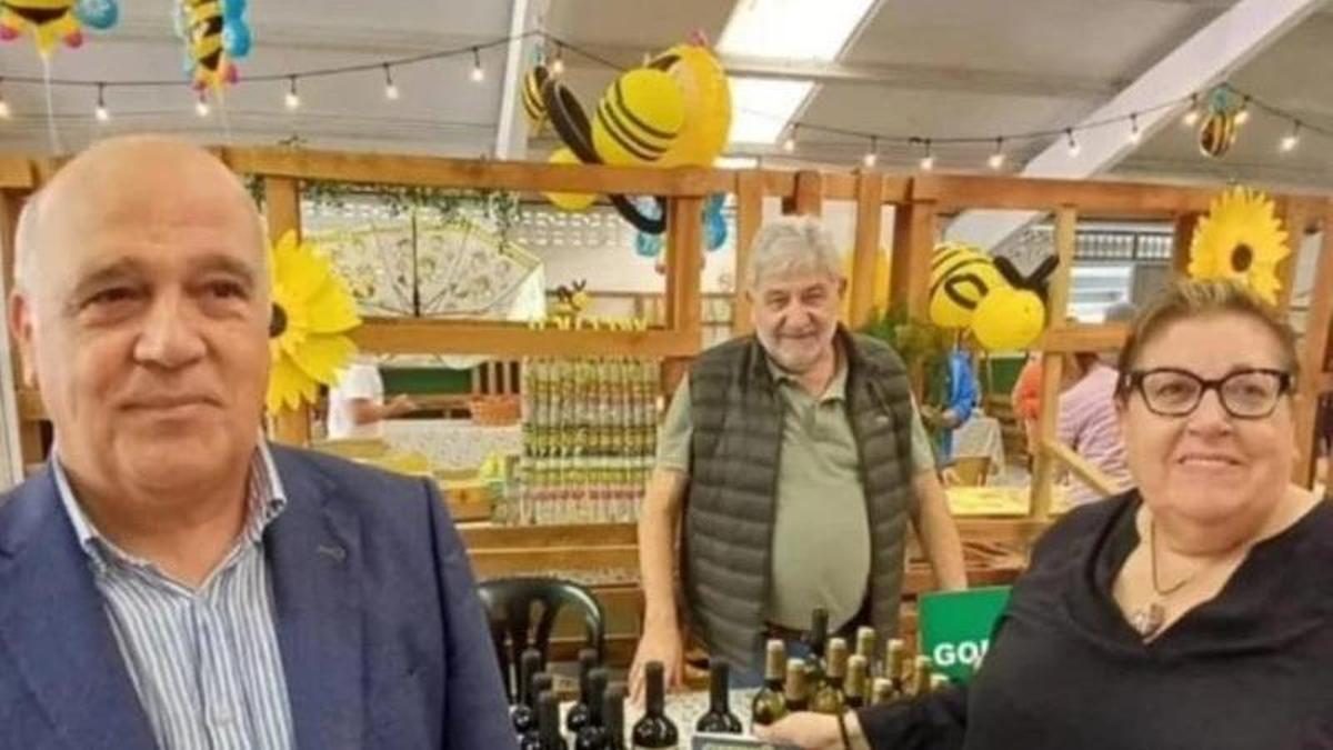 El PSOE de Narón critica la "foto de la vergüenza" de dos concejales con Laureano Oubiña en la Feira da Mel