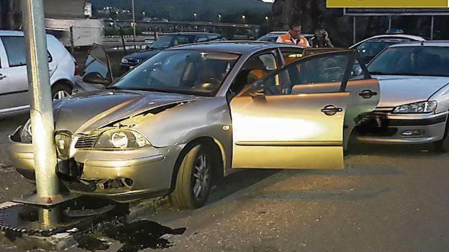 El coche del investigado detrás de uno de los dañados. // P. L. Poio