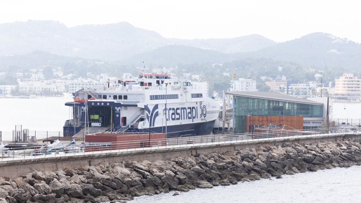 Un ferri en el puerto de Sant Antoni.