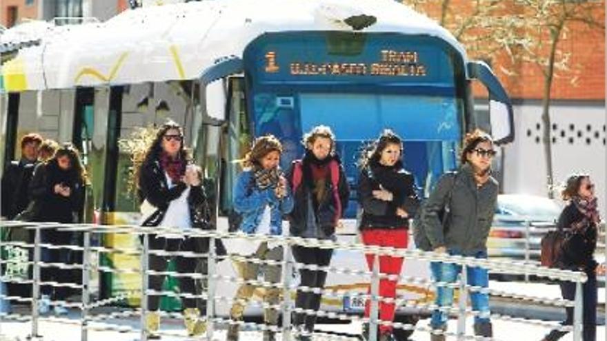 Un bus guiado circula en el tramo entre la UJI y el parque Ribalta.