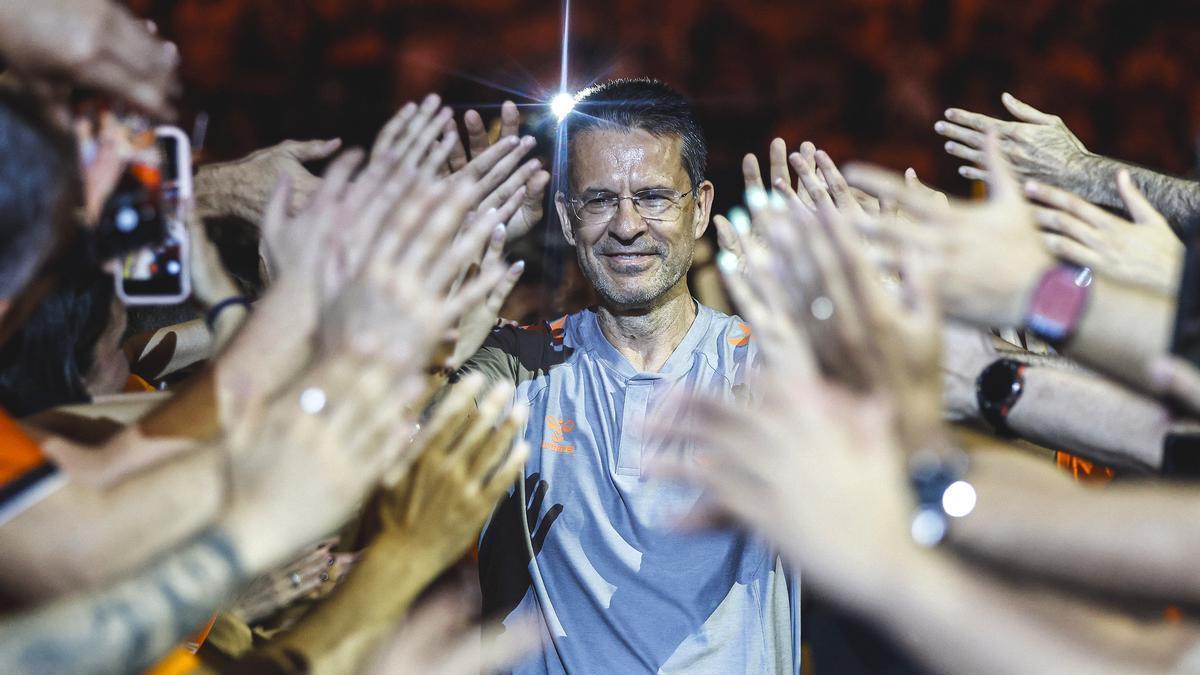 Pedro Martínez durante la celebración del título de Liga ACB el pasado jueves 25 en el Roig Arena