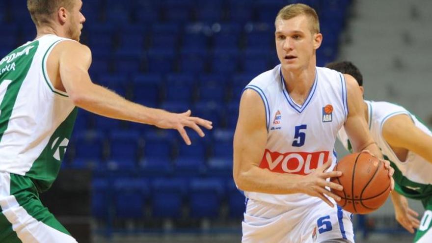 Nemanja Jaramaz (5) defensant la samarreta del Buducnost VOLI.