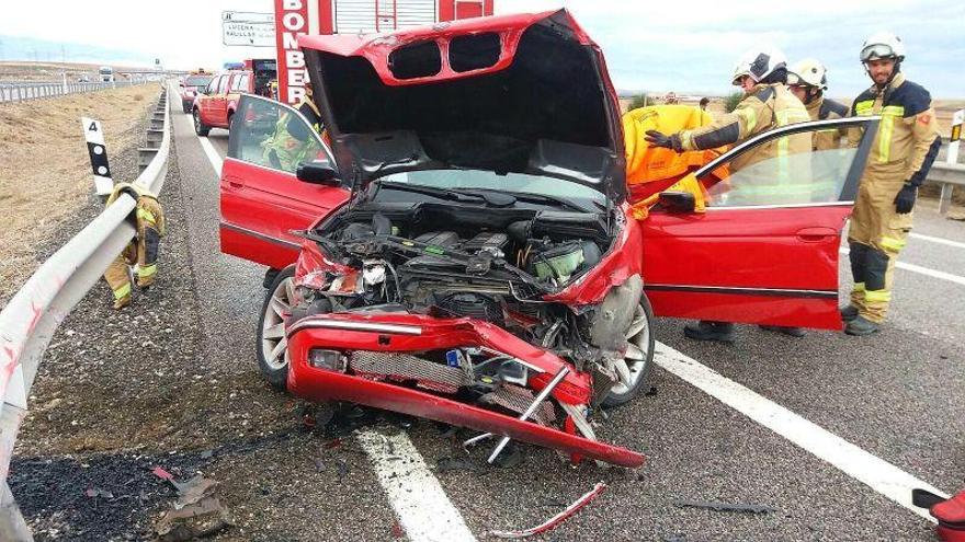 Los bomberos rescatan a un conductor atrapado tras un accidente en Calatorao