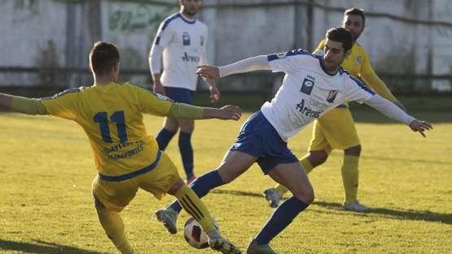 Cali, del Mosconia, a la derecha, lucha por un balón con Aarón.